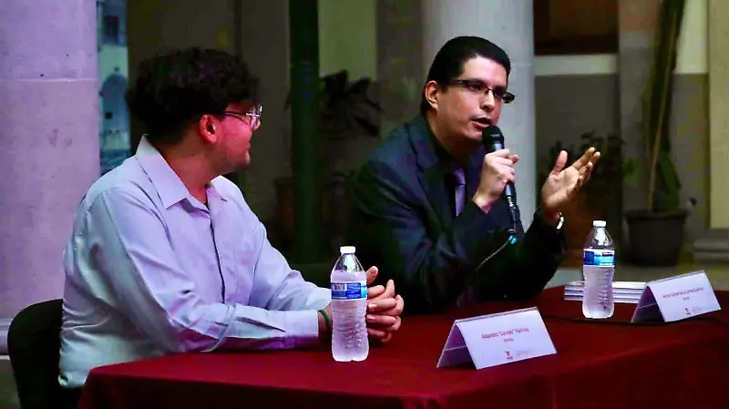 El escritor habló sobre el contenido de su libro.